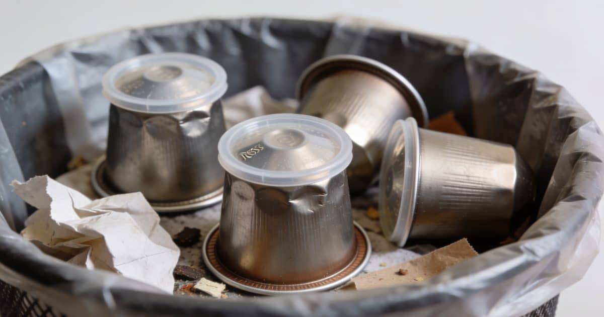 Des capsules nespresso vides dans une poubelle.