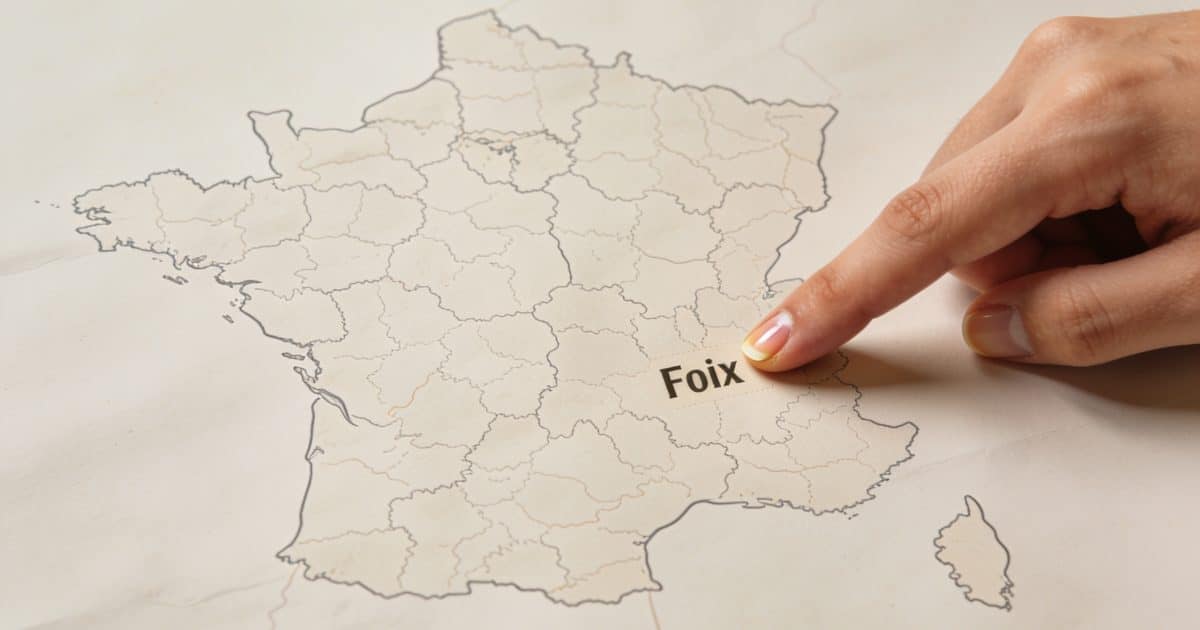 Une carte détaillant le code postal de Foix avec un doigt pointant dessus.