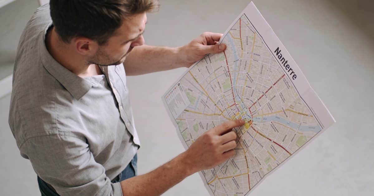 Homme regardant une carte de Nanterre, préoccupé.