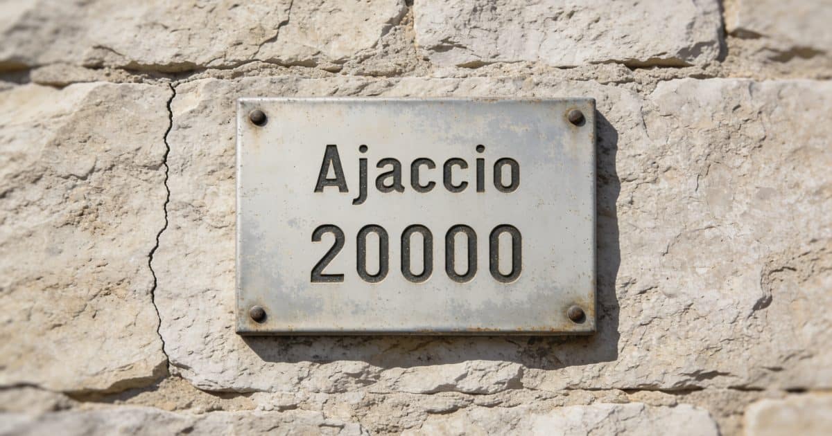 Un panneau avec le code postal d'Ajaccio sur un mur.