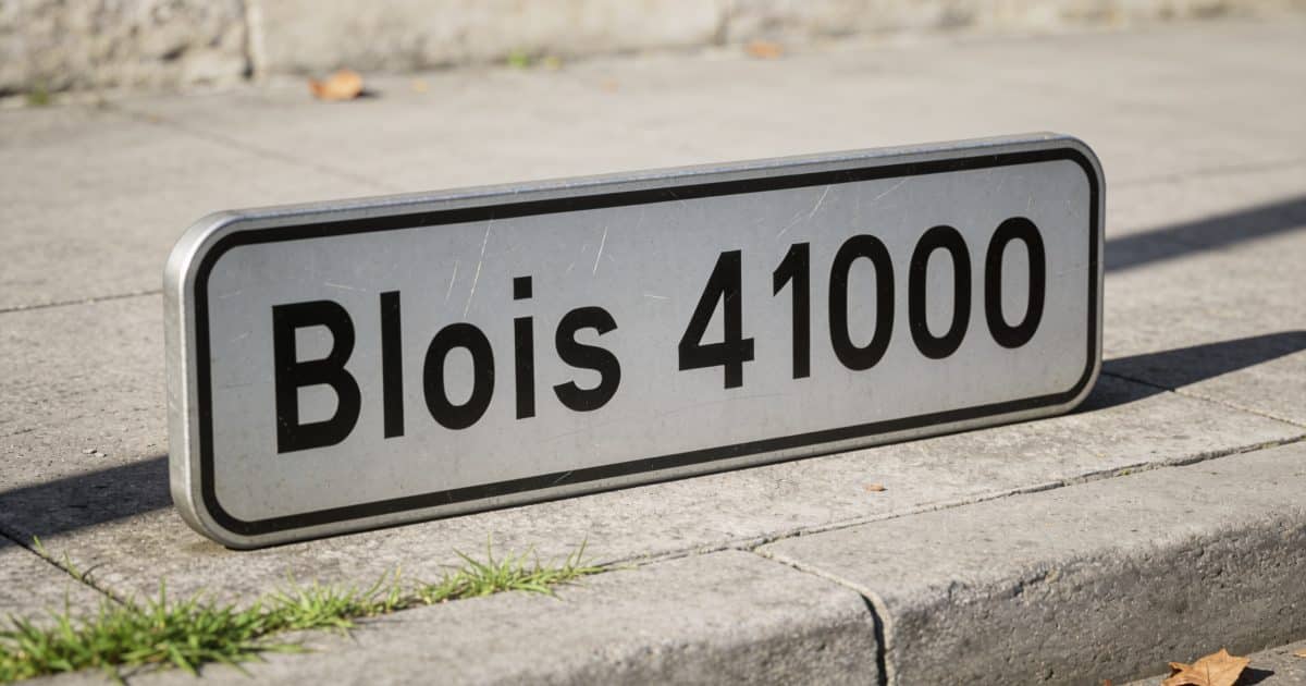 Un panneau indiquant le code postal de Blois sur un trottoir.