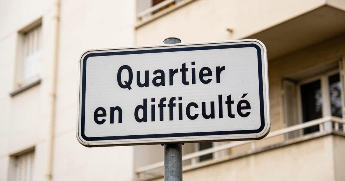 Un panneau indiquant un quartier en difficulté à Drancy.