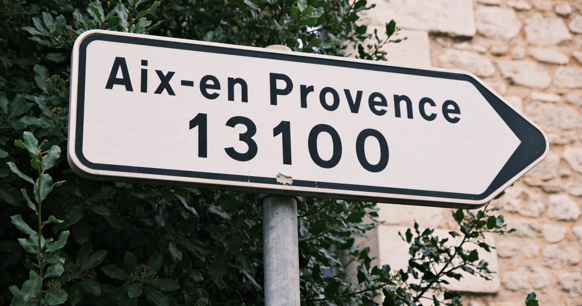 Un panneau de rue affichant le code postal d'Aix-en-Provence.