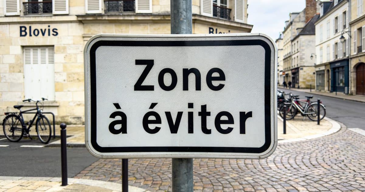 Un panneau "Zone à éviter" dans une rue de Blois.