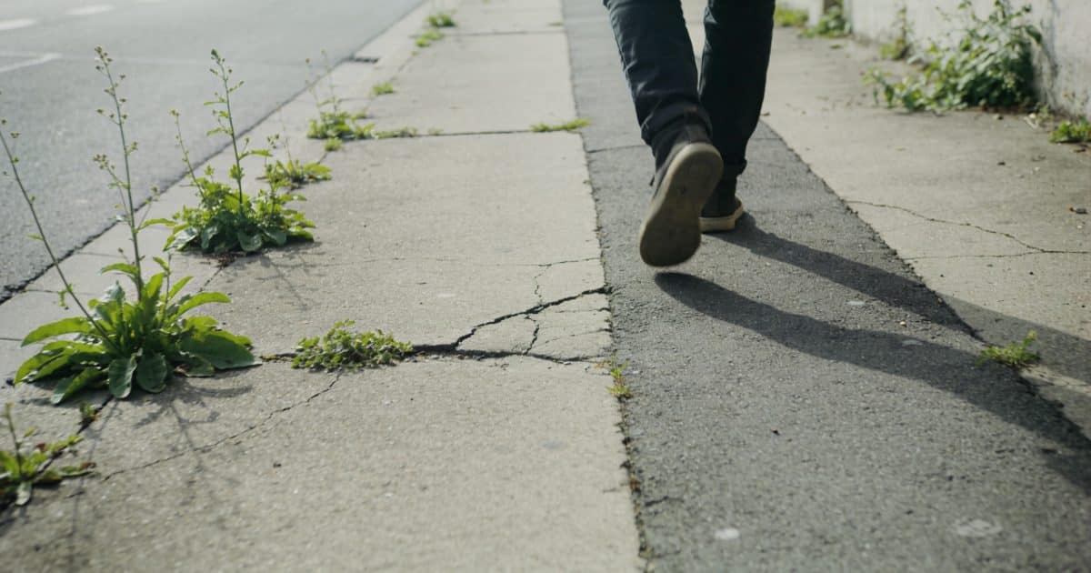 Personne marchant sur un trottoir abandonné à Dunkerque