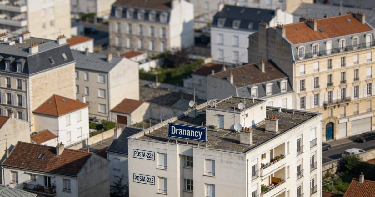 Une vue aérienne de Drancy avec panneaux de code postal.
