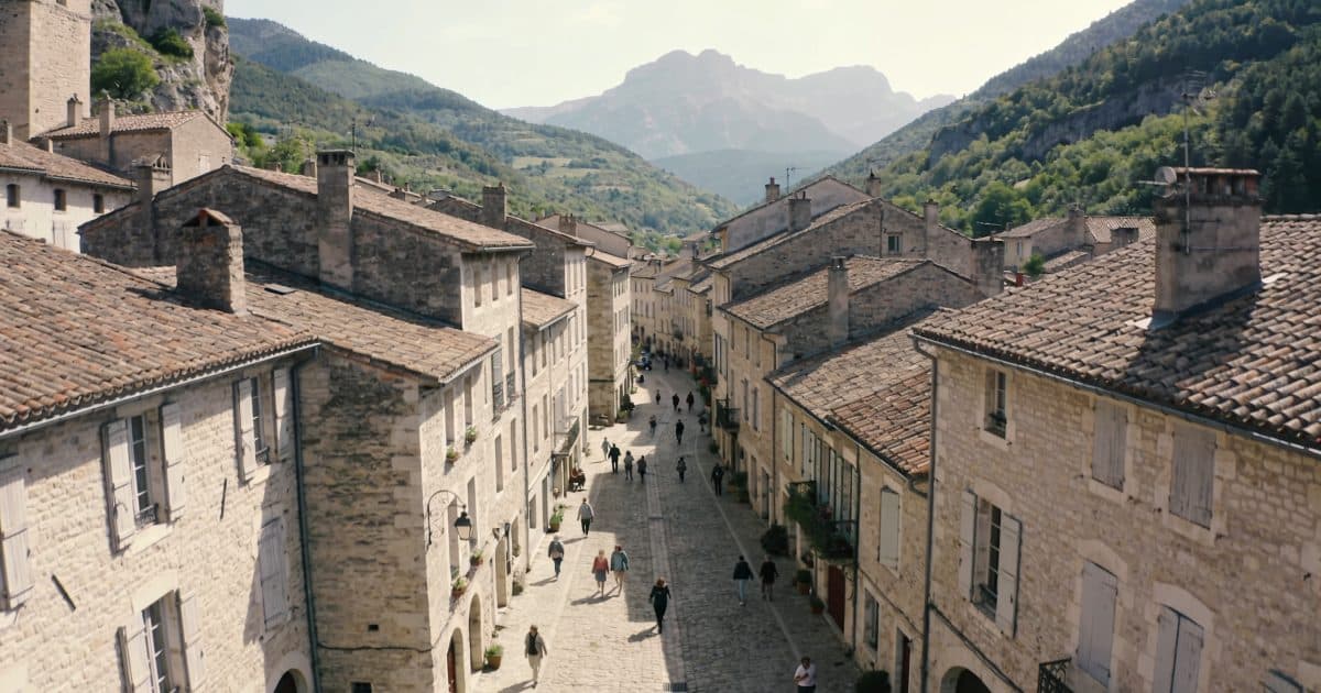 Vue aerienne de Foix avec maisons et habitants