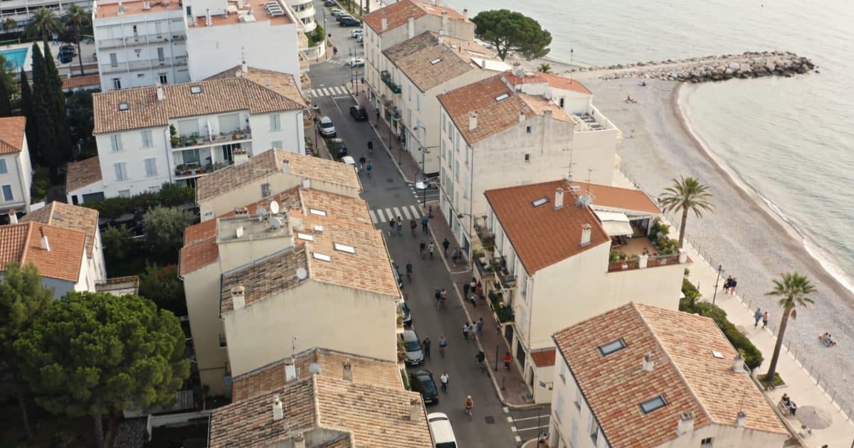 Une vue aérienne de Fréjus avec des habitants dans les rues.