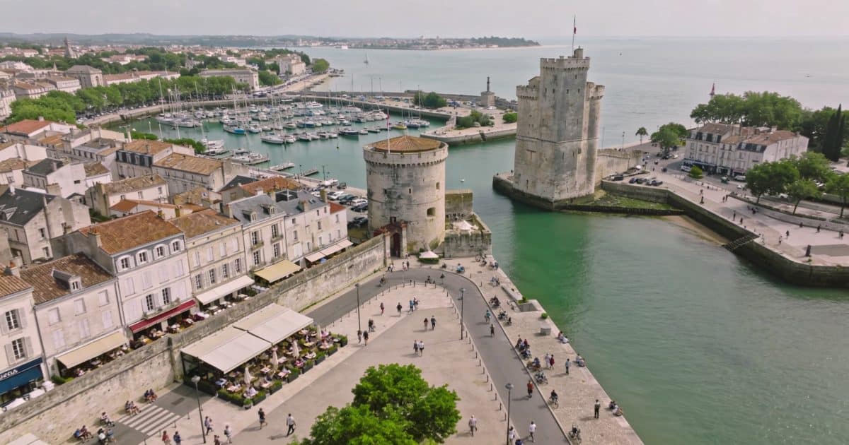 Vue aérienne de La Rochelle avec population visible