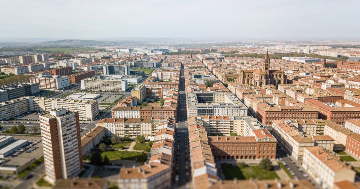 Vue aérienne de Toulouse avec de nombreux immeubles.